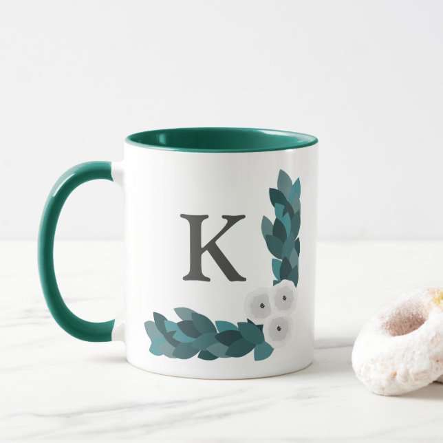 Moderne White Ranunculus Blume & Foliage Monogram Tasse (Mit Donut)