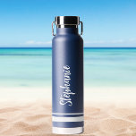 Moderne White Stripes Navy Hochzeitwasserflasche Trinkflasche<br><div class="desc">Moderne weiße Streifen Marine Hochzeitswasserflasche. Persönlich gestalten Sie diese stilvolle Wasserflasche mit Ihrem individuelle Name.</div>