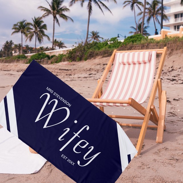 Moderne Wifey Script Navy und White Strips Strandtuch (Von Creator hochgeladen)