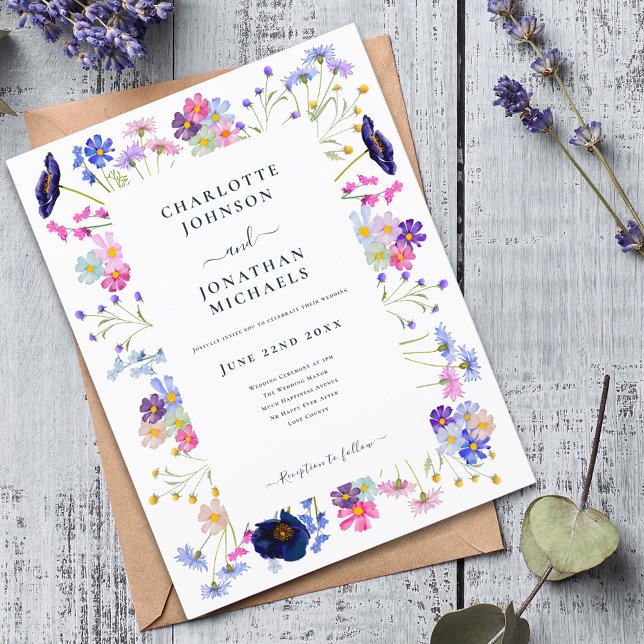 Moderne Wildblume Navy Blue Wedding Einladungspostkarte (Modern colorful wildflower wedding invitation blue pink purple peach)