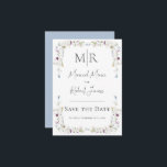 Moderne Wildblumen Monogram Blue Wedding Save The Date<br><div class="desc">Schöne,  einfache und süße Wildblumen,  die einen subtilen Rahmen um diese hübsche Hochzeit Save the Date Karte. Pastellblauer Hintergrund. Fügen Sie oben auf dieser hübschen Erinnerung Ihre ersten Monogramme hinzu.</div>