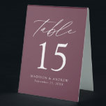 Moderne Wine Wedding Tischnummer Tischaufsteller<br><div class="desc">Trendy, minimalistische Zeltschilder auf der Hochzeitszelt mit modernen, weißen Schriftzeichen mit "Tisch" in moderner Kalligraphie-Schrift. Das Design ist mit einem Weinhintergrund oder einer Farbe Ihrer Wahl versehen. Das Design wiederholt sich auf der Rückseite. Um die Tischnummer Zeltschilder zu bestellen: Personalisieren Sie Ihre Namen, das Hochzeitsdatum und die Tischnummer. Fügen Sie...</div>