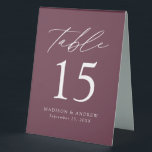 Moderne Wine Wedding Tischnummer Tischaufsteller<br><div class="desc">Trendy, minimalistische Zeltschilder auf der Hochzeitszelt mit modernen, weißen Schriftzeichen mit "Tisch" in moderner Kalligraphie-Schrift. Das Design ist mit einem Weinhintergrund oder einer Farbe Ihrer Wahl versehen. Das Design wiederholt sich auf der Rückseite. Um die Tischnummer Zeltschilder zu bestellen: Personalisieren Sie Ihre Namen, das Hochzeitsdatum und die Tischnummer. Fügen Sie...</div>
