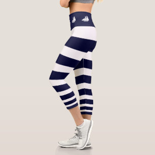Moderne Yachten auf marineblau und weiß gestreift Capri Leggings