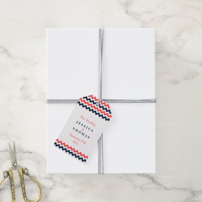 Moderne Zickzack Hochzeitskollektion Navy & Coral Geschenkanhänger (Mit Garn)