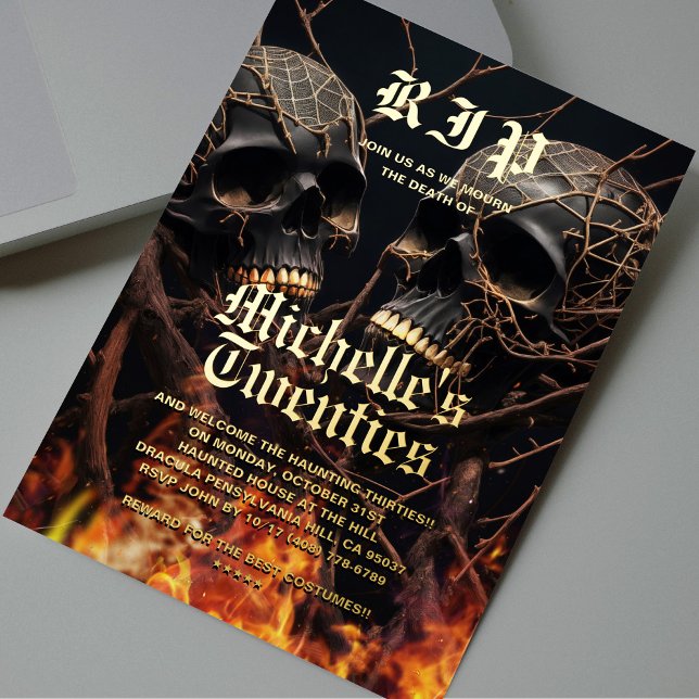 Moderner 30. Geburtstag Halloween Black Gold Skull Folieneinladung (Modern 30th Birthday Halloween Black Gold Skull Foil Invitation
)