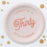 Moderner 30 Geburtstag Pappteller<br><div class="desc">Ein modernes,  schicke Typografie-Design in Orange und Rosa,  um eine Sehenswürdigkeit 30. Geburtstag im Stil zu feiern. Ändern Sie den Text,  um ihn zu personalisieren.</div>
