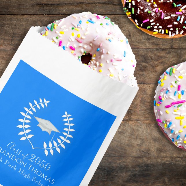 Moderner Abschluss Classic Mortarboard Azure Blue Geschenktütchen (Classic blue graduation party favor bag with simple typography for candy and dessert treats.)
