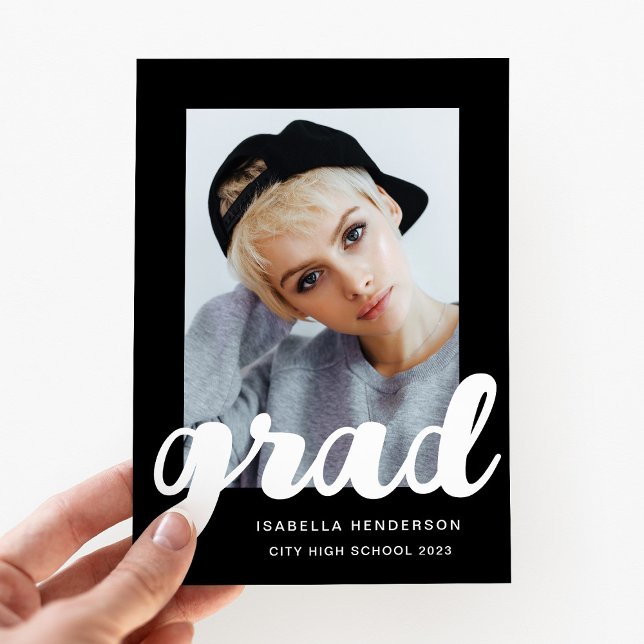 Moderner Abschluss für Schwarz-Weiß-Foto Ankündigung (Modern Black And White Photo Script Graduation Announcement)