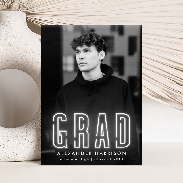 Moderner Abschluss für vertikales Foto in der Neon Ankündigung (Von Creator hochgeladen)