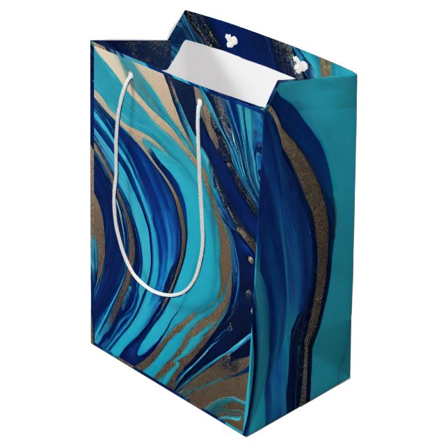 Moderner Abstrakter Flow Art-Blue und Gold- Mittlere Geschenktüte (Rückseite Schrägansicht)