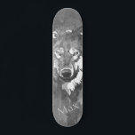 Moderner abstrakter Schwarz-weißer Wolf Skateboard<br><div class="desc">Ein modernes Handgemälde mit schwarz-weißem Aquarell abstrakter Wolf mit einem trendigen, weißen monogramm Tiermuster.</div>