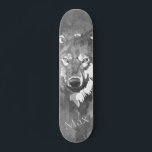Moderner abstrakter Schwarz-weißer Wolf Skateboard<br><div class="desc">Ein modernes Handgemälde mit schwarz-weißem Aquarell abstrakter Wolf mit einem trendigen,  weißen monogramm Tiermuster.</div>
