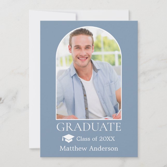 Moderner Arch Grad Cap Dusty Blue Abschluss Ankündigung (Vorderseite)