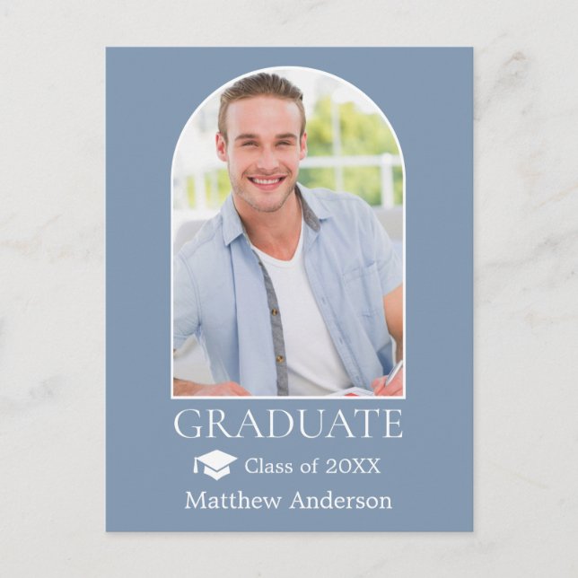 Moderner Arch Grad Cap Dusty Blue Abschluss Postkarte (Vorderseite)