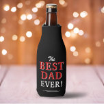 Moderner bester Vater je Schwarzer Vater Tagesflas Flaschenkühler<br><div class="desc">Moderner Bester Vater je Black Vatertag Flasche Cooler. Der beste Papa je zwei Fotovorlage kann cooler. Der Hintergrund ist schwarz und der Text ist eine trendige,  weiße und rote Typografie. Fügen Sie auf der Rückseite Ihre Namen hinzu. Ein perfektes Geschenk für einen Vater oder einen neuen Vater am Vatertag.</div>