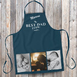 Moderner Bester Vater je Vatertag Keepake 3 Foto Schürze<br><div class="desc">Moderne Petrol Blue Best Vater Jeden Vatertag Keepake Schürze mit 3 Foto Collage und Vater`s Name. Personalisieren Sie mit drei Fotos,  dem Namen des Vaters und dem Jahr. Sie können jeden Text auf der Schürze ändern. Ein perfektes Geschenk für einen Vater,  einen neuen Vater oder Großvater am Vatertag.</div>