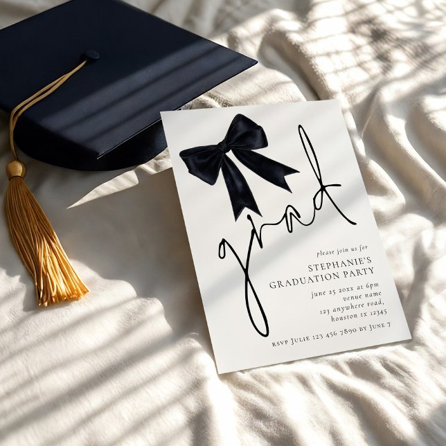 Moderner Black Bow Script Grad Abschluss Einladung (Von Creator hochgeladen)