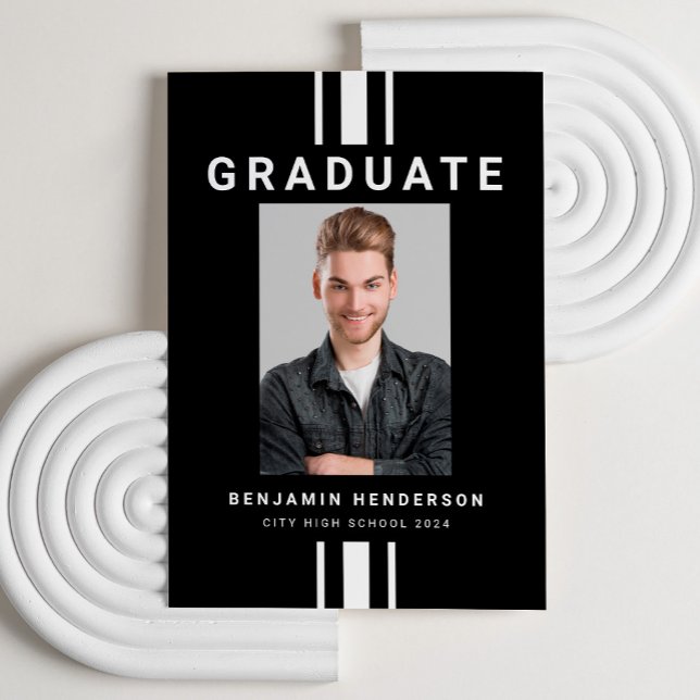 Moderner Black Boy Foto Abschluss Ankündigung (Modern Black Boy Photo Graduation Announcement Card.)