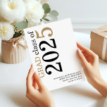 Moderner Black Gold 2025-Abschluss Save The Date<br><div class="desc">Moderner Schwarzer Gold Text 2025 Weißer Abschluss. Verfügbar in digitaler Form und gedruckt. Ein zeitgenössisches typografisches Design mit stylischer Großtypografie rotiert und an der links Seite oben in Schwarz und Gold. Personalisieren Sie die Erholung des Textes einfach.</div>