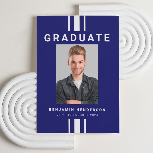 Moderner Blue-Boy-Abschluss Ankündigung (Modern Navy Blue Boy Graduation Announcement Card.)