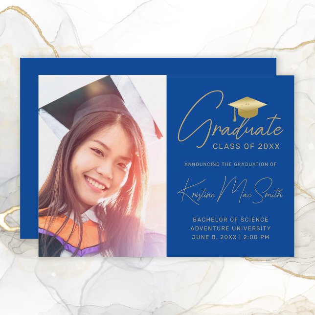 Moderner Blue Gold Script Foto Uni-Abschluss Ankündigung (Modern Royal Blue Gold Script Photo Graduation Announcement)