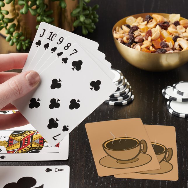 Moderner brauner, gemütlicher Kaffee-Cup im Mittel Spielkarten (In Situ)