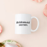 Moderner Bridesmaid Individuelle Name Kaffeezubere Kaffeetasse<br><div class="desc">Stilvoll,  modern und elegant,  mit modernen und anpassbaren Schriftart. Personalisieren Sie Ihre Daten mit Tilted,  Name oder Datum.</div>