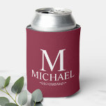 Moderner Burgunder Personalisierter Trauzeuge Dosenkühler<br><div class="desc">Moderne Geschenke mit Personalisiertem Trauzeuge mit personalisiertem Monogramm,  Trauzeuge Name und Titel in der weißen klassischen Serif-Schriftart-Stil auf bordeauxrotem Hintergrund. Auch perfekt für Trauzeuge,  Vater der Braut und mehr.</div>