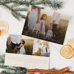 Moderner Chic | Gold Foto Overlay Family News Feiertagskarte<br><div class="desc">Dieses moderne schicke Foto überlagert die Familiennachrichten-Urlaubskarte. Dieses schlichte Boho-Design zeichnet sich durch klassische, raffinierte Kalligraphie in Vintagem Gold und Creme aus. Personalisieren Sie die Kartenvorderseite mit einem Foto, Ihrem Familiennamen und dem Jahr. Fügen Sie auf der Kartenrückseite 2 zusätzliche Fotos und ein optionales Jahr in Review oder Familiennachrichten ein....</div>