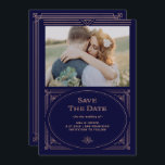 Moderner Deko | Imitate Rose Gold und Navy Blue Fo Save The Date<br><div class="desc">Diese glamouröse Hochzeit speichern die Dattelkarten mit einem modernen Drehbuch für den klassischen Deko. Ein verzierter,  Imitat Rose vergoldeter geometrischer Rahmen und Verzierungen schmücken einen eleganten dunkelmarineblauen Hintergrund mit Ihrem bevorzugten persönlichen Foto für einen dramatischen,  vintage Hochzeitslook.</div>