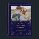 Moderner Deko | Imitate Rose Gold und Navy Blue Fo Save The Date<br><div class="desc">Diese glamouröse Hochzeit speichern die Dattelkarten mit einem modernen Drehbuch für den klassischen Deko. Ein verzierter,  Imitat Rose vergoldeter geometrischer Rahmen und Verzierungen schmücken einen eleganten dunkelmarineblauen Hintergrund mit Ihrem bevorzugten persönlichen Foto für einen dramatischen,  vintage Hochzeitslook.</div>