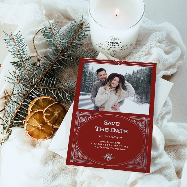 Moderner Deko | Rotes Foto Save the Date Folieneinladung (An elegant, art deco save the date in silver foil and festive red, perfect for your holiday wedding)