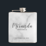 Moderner Drehbuch-Personalisierte Bridesmaid-Flasc Flachmann<br><div class="desc">Fügen Sie Ihrer Hochzeit eine persönliche Touch mit einer personalisierten Bräunungsflasche hinzu. Dieser Kolben zeigt den personalisierten Namen einer Brautjungfrau in einem modernen,  grauen Schriftart-Stil mit dem Titel und dem Hochzeitstag in grauem,  modernem Sans Serif Schriftart auf weißem Marmorboden. Auch perfekt für Trauzeugin,  Mutter der Braut und mehr.</div>