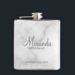 Moderner Drehbuch-Personalisierte Bridesmaid-Flasc Flachmann<br><div class="desc">Fügen Sie Ihrer Hochzeit eine persönliche Touch mit einer personalisierten Bräunungsflasche hinzu. Dieser Kolben zeigt den personalisierten Namen einer Brautjungfrau in einem modernen,  grauen Schriftart-Stil mit dem Titel und dem Hochzeitstag in grauem,  modernem Sans Serif Schriftart auf weißem Marmorboden. Auch perfekt für Trauzeugin,  Mutter der Braut und mehr.</div>
