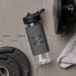 Moderner dunkelgrauer Mit Monogramm Name (oder and Trinkflasche<br><div class="desc">Modernes Monogramm für einen Namen oder einen anderen Text,  bearbeiten,  wie Sie wollen!</div>