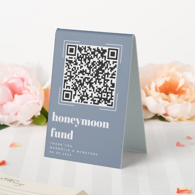Moderner Dusty Blue Wedding Honeymoon Fund QR Code Tischaufsteller (In Situ (Hochzeit))