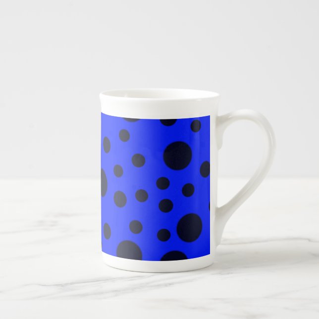 Moderner einfacher schwarzer Polka-Punkt auf blaue Prozellantasse (Rechts)