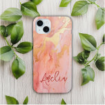 Moderner eleganter Pfirsichgoldmarmorname Personal Case-Mate iPhone Hülle<br><div class="desc">Moderne elegante Peach Gold Marble Personalisiert Name iPhone 15 Plus Hüllen mit Ihrem personalisierten Namen in einer eleganten Kalligraphie Schrift Typografie auf einem modernen pfirsichfarbenen und goldmarmorfarbenen Hintergrund. Perfektes Geschenk für sie zum Geburtstag,  Mutter zum Muttertag,  Schwester oder Bestie für Weihnachten und Feiertage. Entworfen von ©Evco Studio www.zazzle.com/store/evcostudio</div>