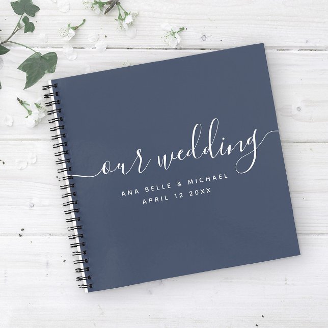 Moderner, eleganter Script Navy Blue Wedding Gast Notizbuch (Von Creator hochgeladen)
