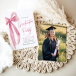 Moderner Eleganter Trendy Pink Bow Foto Abschluss Einladung<br><div class="desc">Feiern Sie Ihren großen Tag stilvoll mit unserem modernen eleganten Pink Bow Abschluss Einladung! 🎓 💖 Dieses trendige und schicke Design zeichnet sich durch eine zarte rosa 🎀 aus, die ein perfektes Gleichgewicht von Eleganz und modernem Flair schafft. Das schlanke, minimalistische Layout fügt eine Touch von Klasse hinzu und ist...</div>