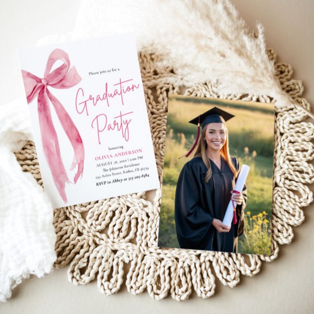 Moderner Eleganter Trendy Pink Bow Foto Abschluss Einladung (Modern Elegant Trendy Stylish Pink Bow Graduation Invitation)