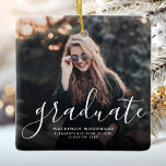 Moderner Foto Abschluss Keramikornament<br><div class="desc">Feiern Sie den Absolventen mit diesem modernen maßgeschneiderten Foto-Abschluss-Ornament,  mit dem Wort "Absolvent" in der weißen Handschrift,  mit der Schule und Jahr des Abschlusses unten in weißen Sans Serif-Schriftart. Ein Überlagern mit schwarzem Farbverlauf stellt sicher,  dass der weiße Text Pop. Ideal für Gymnasiasten oder Uni-Abschluss.</div>