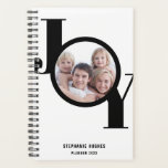 Moderner Foto Black 2023 Planer<br><div class="desc">Dieser stilvolle und moderne 2023 Planner enthält das Wort JOY in fett schwarzer Typografie auf weißem Hintergrund. Einfache Anpassung an Foto,  Jahr und Namen.</div>