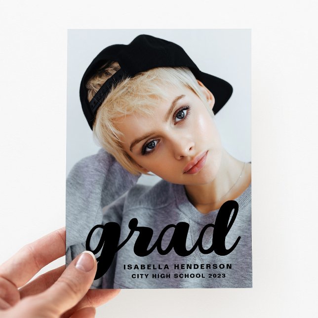 Moderner Foto Black Script Abschluss Ankündigung (Modern Stylish Photo Black Script Graduation Announcement)