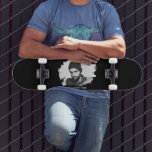Moderner Foto-Effekt Skateboard<br><div class="desc">Dieses vereinfachende,  geätzte Foto-Skateboard mit geätztem Foto-Effekt mit der Möglichkeit,  Text hinzuzufügen,  wird ein trendiges Geschenk für jede Gelegenheit,  Geburtstag,  Vatertag,  Weihnachten oder Valentinstag. Der Stil,  die Größe und die Farbe des Schriftartes können nach der Personalisierung geändert werden,  indem Sie auf den entsprechenden Link klicken.</div>