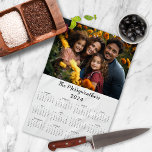 Moderner Foto-Kalender 2024 Geschirrtuch<br><div class="desc">Diese Foto Calendar Küchenhandtücher der Familie 2024 sind die perfekte Möglichkeit, um das ganze Jahr jubeln! Die Handtücher sind mit ihrem personalisierten Foto und ihrem Namen ausgestattet und sind für 2024 konzipiert - perfekt für Ihre Urlaubsstimmung das ganze Jahr über! Bitte kontaktieren Sie uns unter cedarandstring@gmail.com , wenn Sie Hilfe...</div>