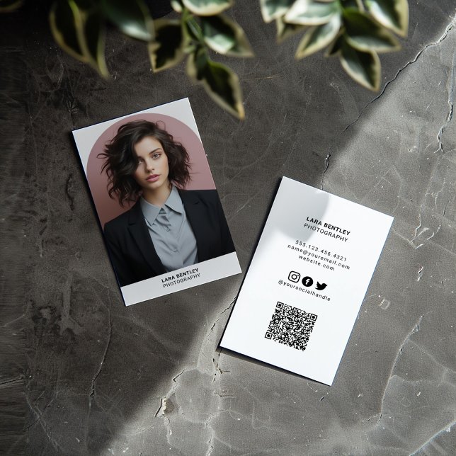 Moderner Foto Social Media Stylist mit QR-Code Visitenkarte (Photo business card with a high-quality photo in a stylish arched frame, along with QR code)