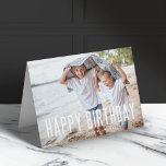 Moderner Geburtstag | Fun Foto Lieblich Stilvoll N Karte<br><div class="desc">Schöne Fotografen Grußkarte mit einem einfachen, modernen, minimalistischen "Happy Birthday" Zitat-Banner auf einem halbtransparenten Overlay Hintergrund. Diese vielseitige Karte kann mit Ihrem eigenen Foto, Namen und Geburtstag personalisiert werden, um eine wirklich einzigartige und maßgeschneiderte Karte für Ihren Liebsten zu machen. Die Insider-Nachricht "Einen schönen Geburtstag wünschen!" kann auch leicht mit...</div>