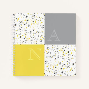 Moderner Gelbgrauer Monogram Terrazzo Notizbuch